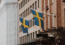 En stadsmiljö och Sveriges flagga