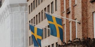 En stadsmiljö och Sveriges flagga