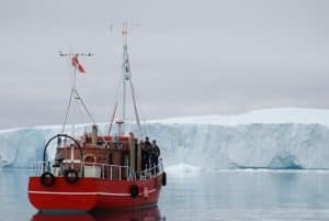 En röd båt i arktisk miljö