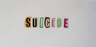 Urklippta bokstäver som bildar ordet suicide