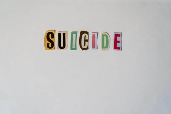 Urklippta bokstäver som bildar ordet suicide