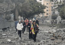 Kvinnor som går genom en förstörd stad