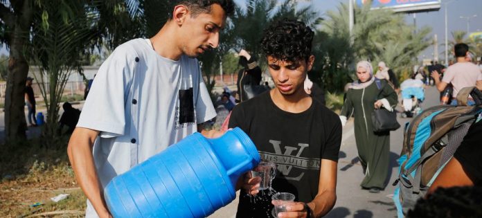 En man och en pojke med dricksvatten