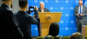 FNs generalsekreterare talar vid en talarstol