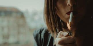 En kvinna som tänder en cigarett