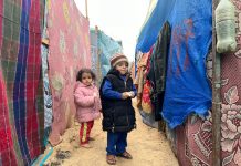 Två barn i ett flyktingläger