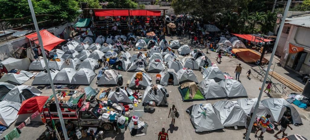 En tältby med människor på flykt