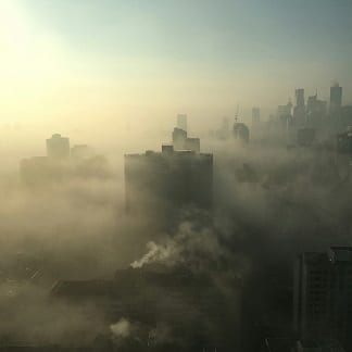 En förorenad urban utomhusvy