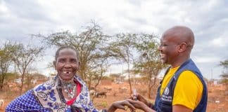 En man och en kvinna som blir vaccinerad med ett leende