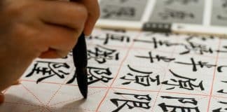 En penna som skriver kinesiska tecken