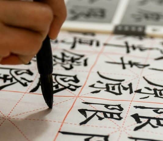 En penna som skriver kinesiska tecken