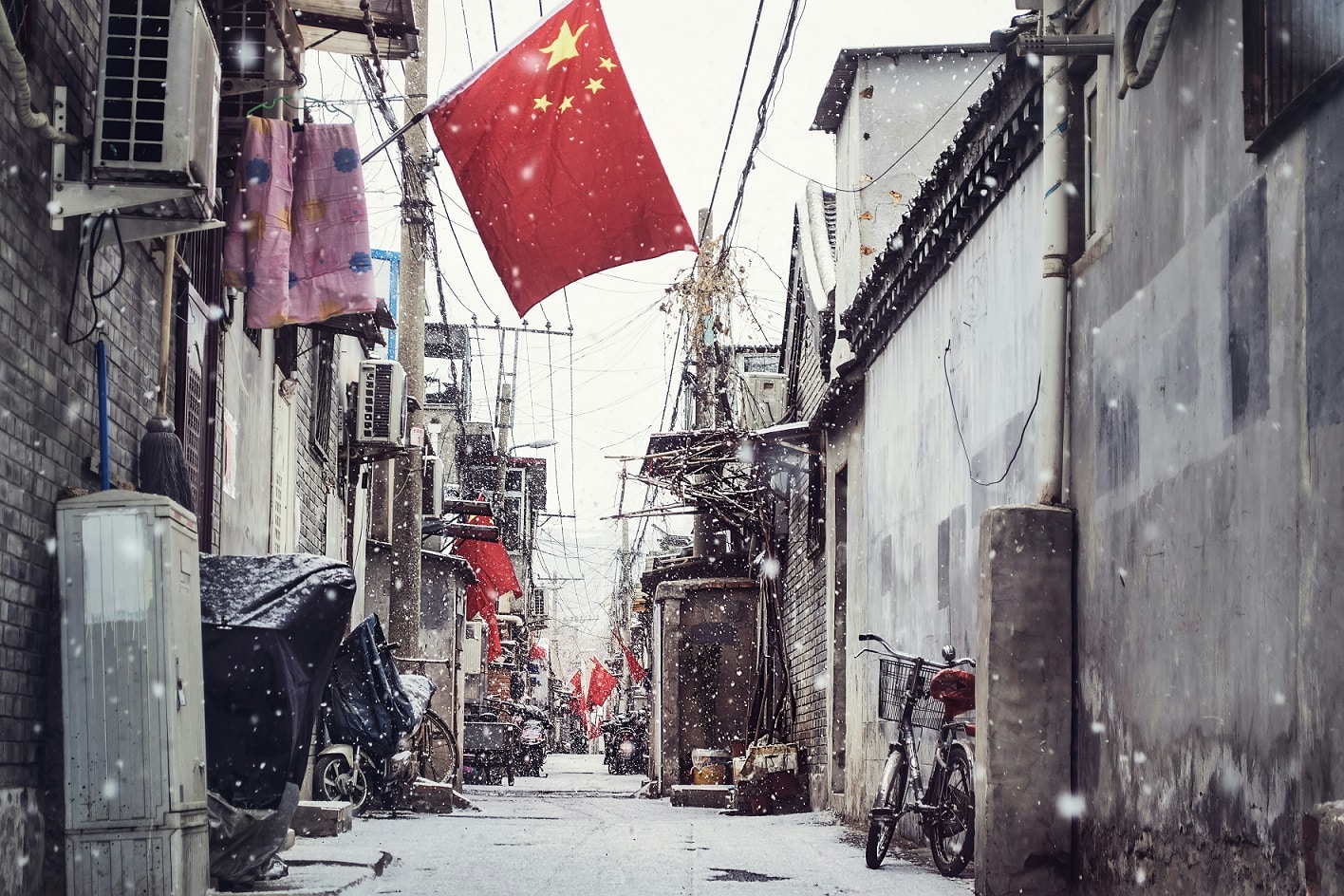 En stadsvy och den kinesiska flaggan
