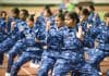 En grupp kvinnor i militär klädsel