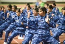 En grupp kvinnor i militär klädsel