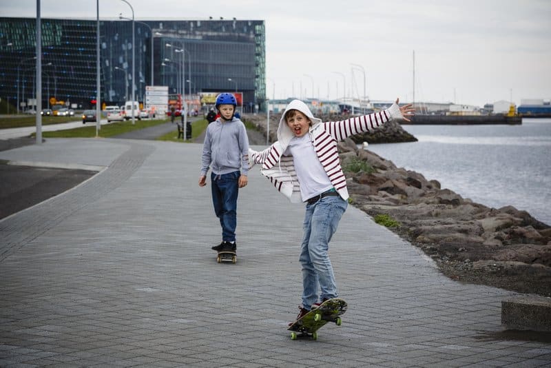 Två ungdomar som åker skateboard