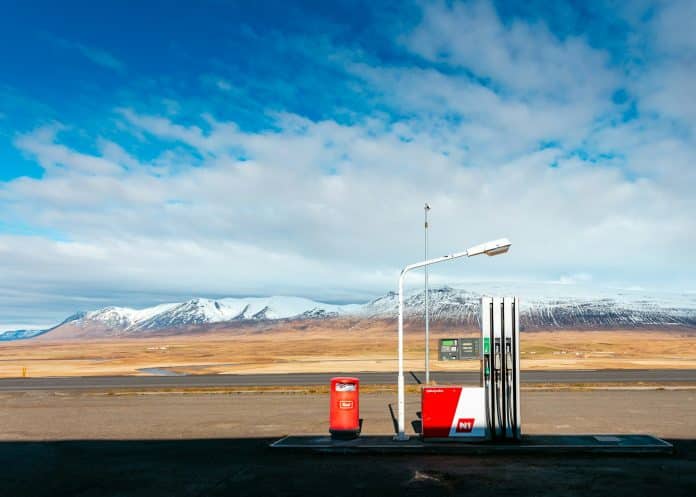 Ett landskap och en bensinstation