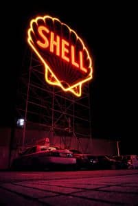 En neonskylt med ordet shell