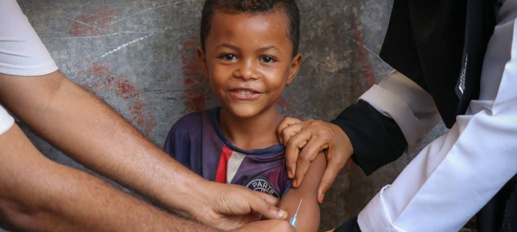 En pojke som blir vaccinerad